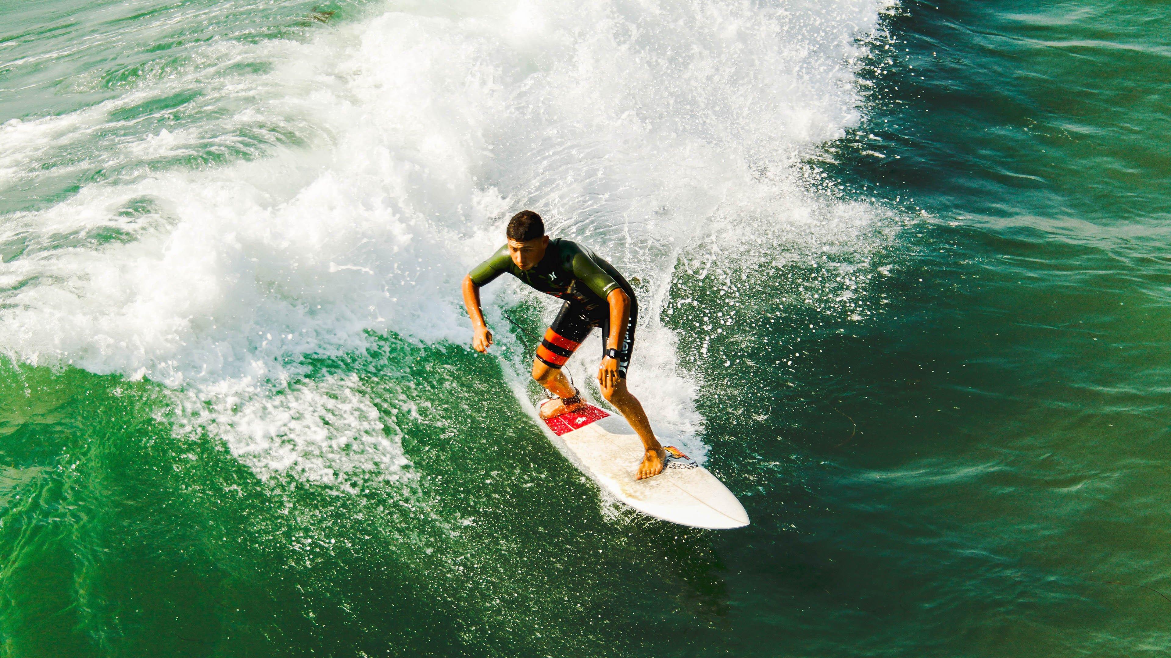 库里再现神乎其技 通道三分引爆社交媒体热潮